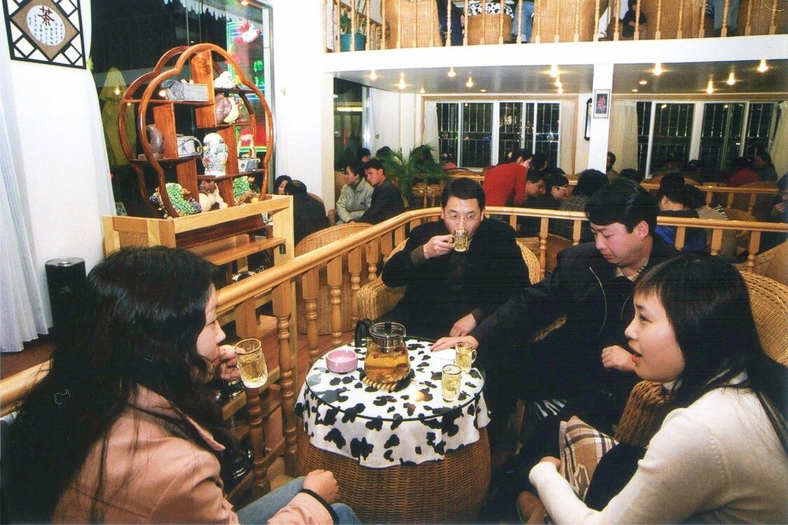 昆明の茶館「緑湖春茶芸」=筆者撮影