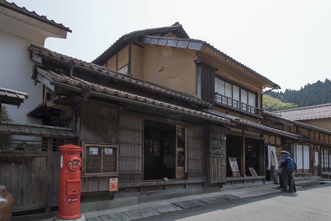 街道沿いにある「群言堂 石見銀山本店」