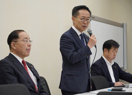 国民民主党の合同会議で発言する古川元久代表代行（中央）＝２６日午後、国会内