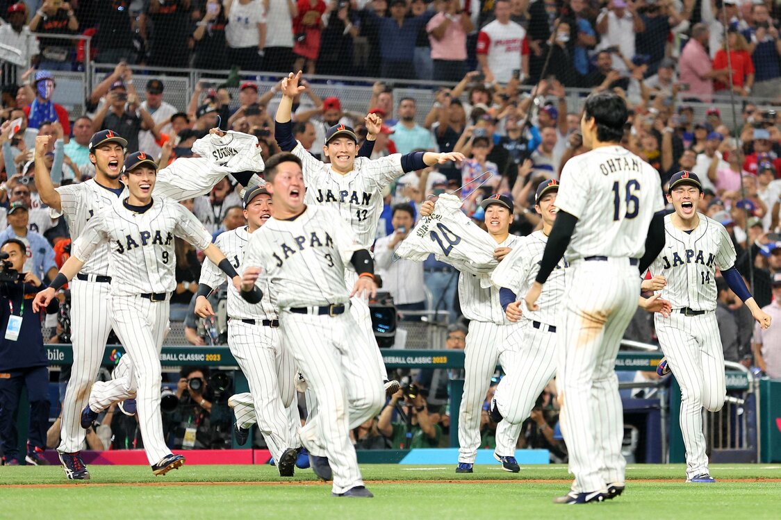 前回大会決勝で米国を破り、大谷（背番号16）に駆け寄る日本代表の選手たち＝2023年3月21日、米国・マイアミ（時事）