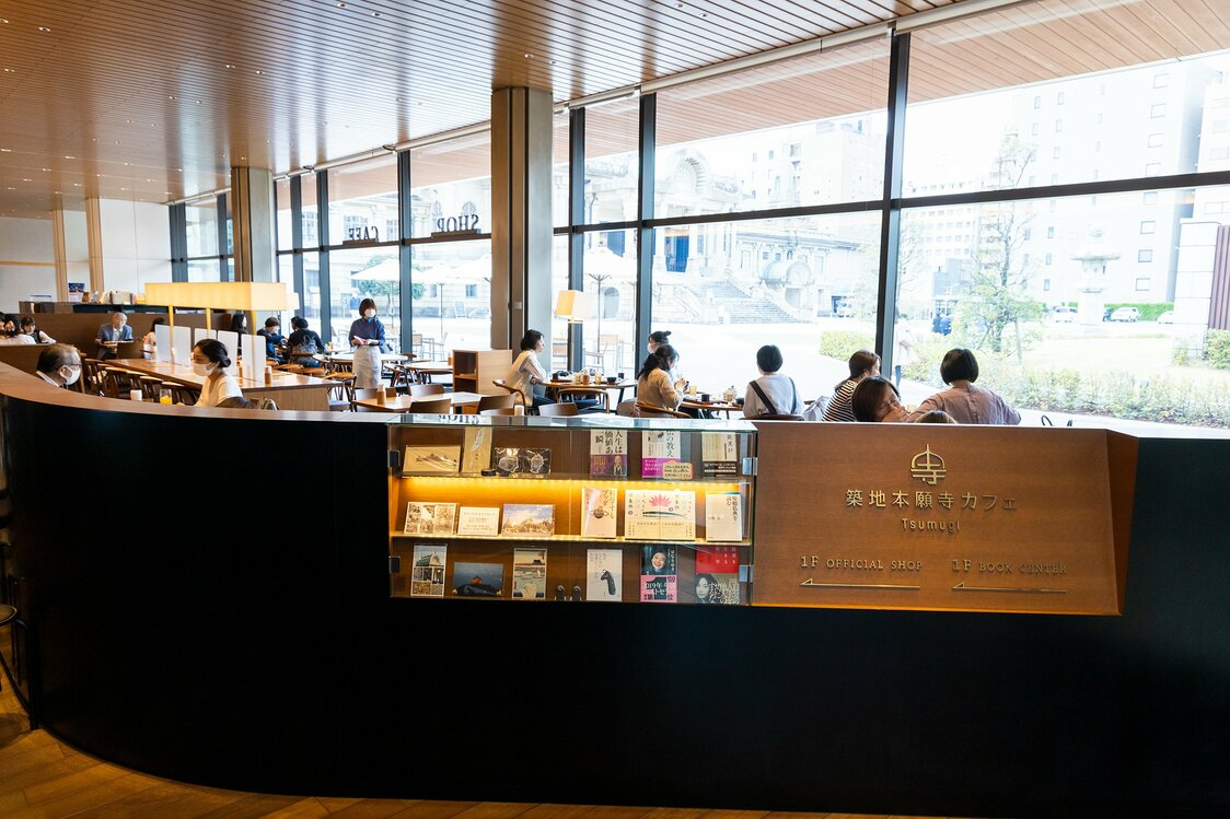 筑地本愿寺咖啡厅Tsumugi的内部，靠近正殿一侧的玻璃墙因其高高的天花板，给人一种开放的感觉