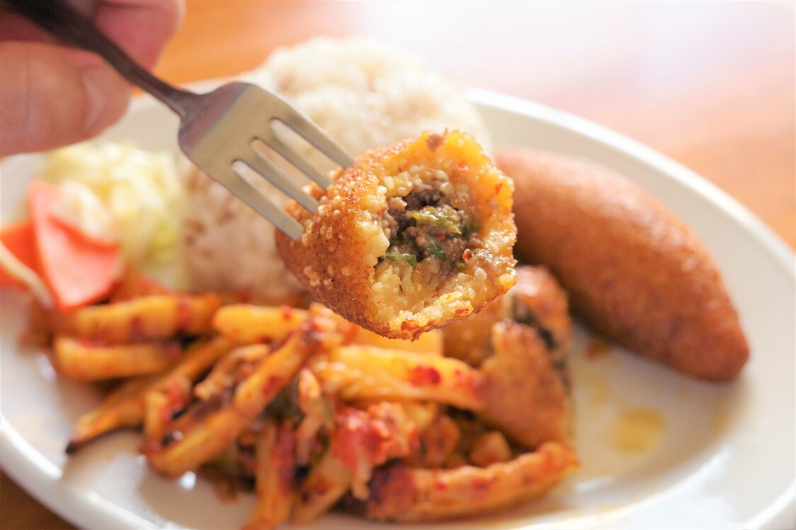 日本の料理に例えるなら、コロッケかメンチカツの食感に近い「クティリク」　写真＝渕貴之
