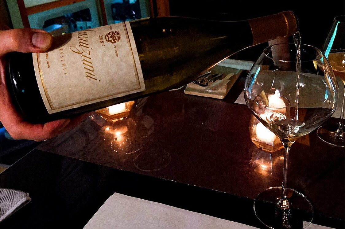 とある隠れ家レストランでは、日本酒をワイングラスに注ぎ、フォアグラのパテやキャビアなどとペアリングしていた（© ジム・ライオン）