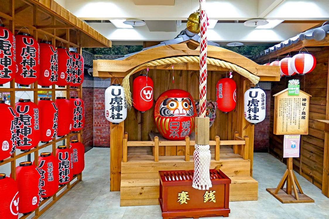 藥妝店一處供奉著達摩。這樣的東西也有可能被中臺統一派的人「大做文章」