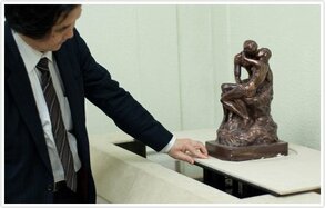 美術作品の免震装置