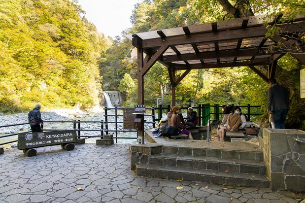 The riverside lookout offers good views of the surrounding mountains. The complimentary footbath is a popular attraction.
