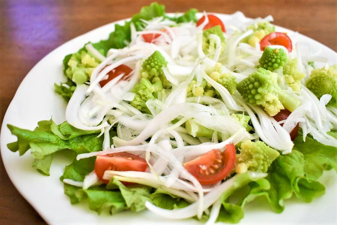 Ensalada de cebolla de temporada en tiras (© PIXTA).