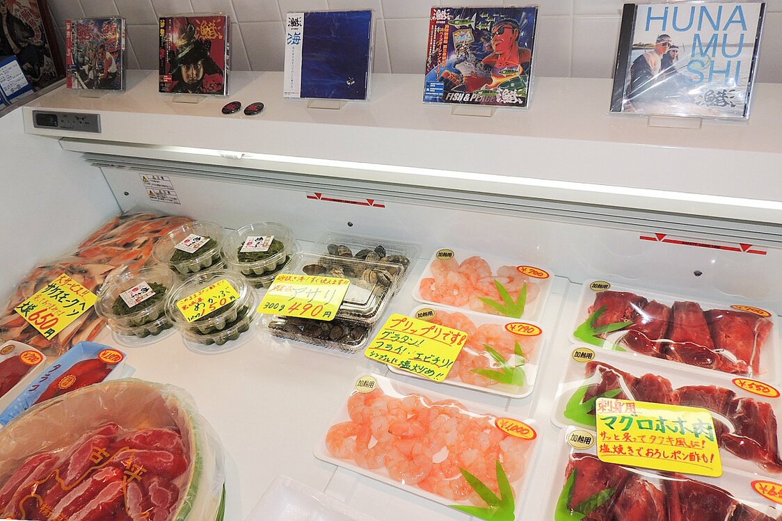 冷蔵ケースの上には漁港のCDが並べられている　写真：筆者提供