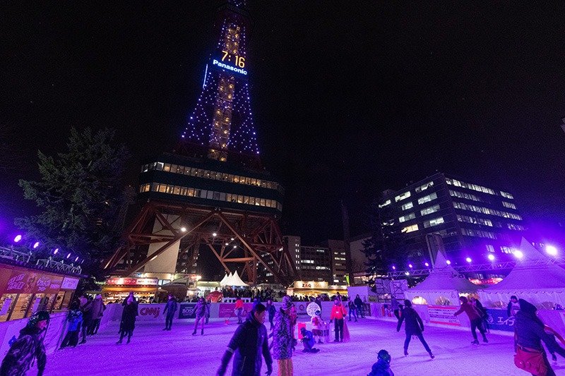 A los pies de la torre de Sapporo TV hay una pista de patinaje al aire libre, un lugar popular para salidas familiares y citas de parejas. También hay disponibles clases de patinaje sobre hielo.