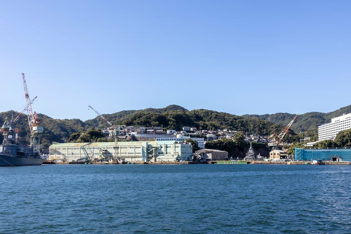 The green water gate (center-right) leads to the shipbuilding and repair docks. This is another piece of Industrial Revolution heritage. (© Nippon.com)