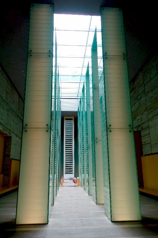 El Pabellón Nacional de la Paz en Memoria de las Víctimas de la Bomba Atómica de Nagasaki alberga en su planta -2 12 columnas de cristal y las estanterías que contienen los volúmenes con los nombres de los fallecidos por la bomba.