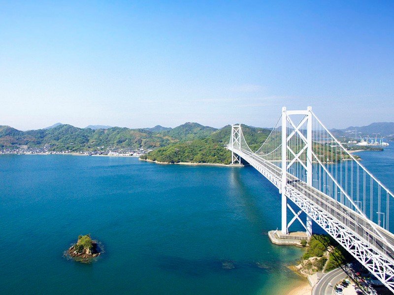 El gran puente Innoshima y la isla homónima, vistos desde Mukaishima. Su estructura presenta dos niveles: uno para automóviles y otro para ciclistas y peatones