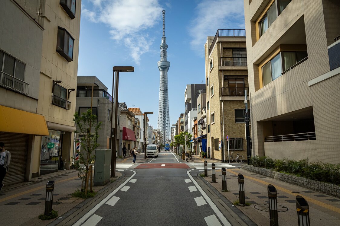 La vista de la torre desde la avenida Tower View en Kinshichō. El paisaje mejoró mucho gracias al cableado eléctrico subterráneo.