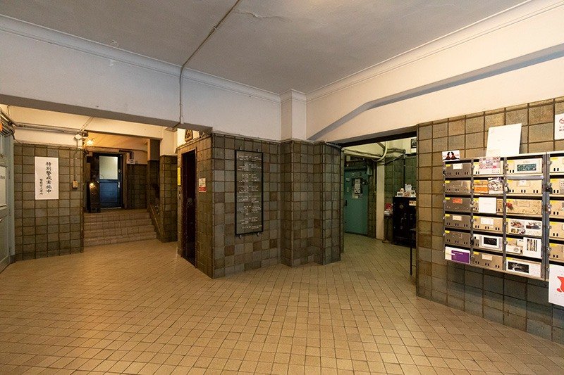 La entrada principal del edificio. En total cuenta con 70 apartamentos.