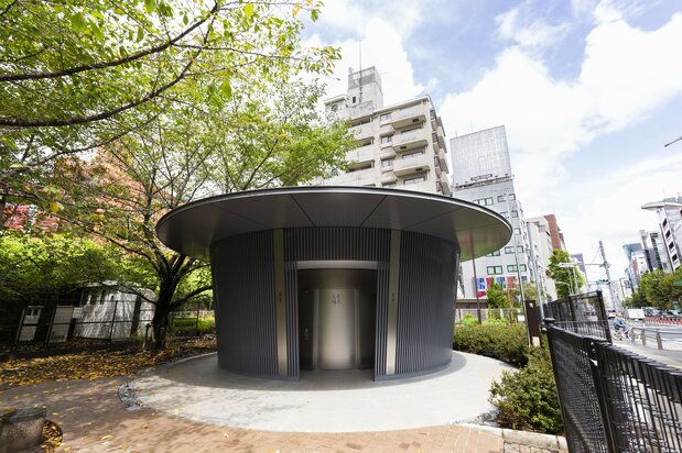 日本著名建筑大师安藤忠雄将自己设计的“神宫路公园”公厕命名为“雨宿(避雨亭)”。宽大的屋檐可供路人雨天在此歇脚躲雨。圆形外墙由竖条格子组成,使内部过道笼罩在温柔的光线中