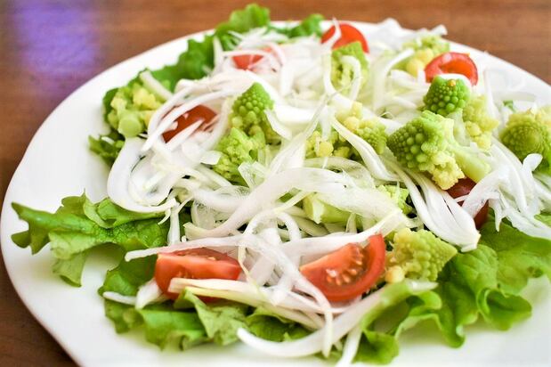 Ensalada de cebolla de temporada en tiras (© PIXTA).