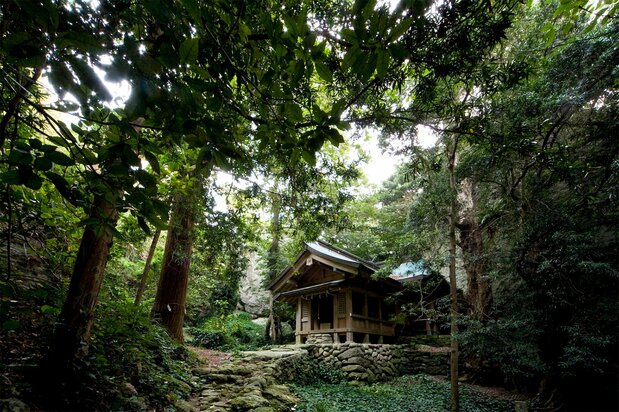 The main hall and prayer hall of Okitsumiya on Okinoshima. (Courtesy of Munakata Taisha)