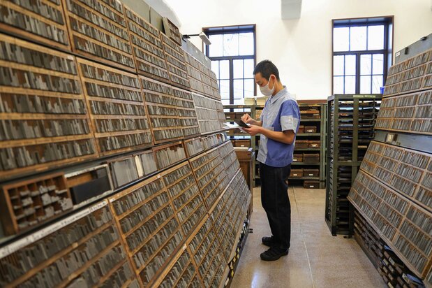 Picking out type from tightly packed shelves.