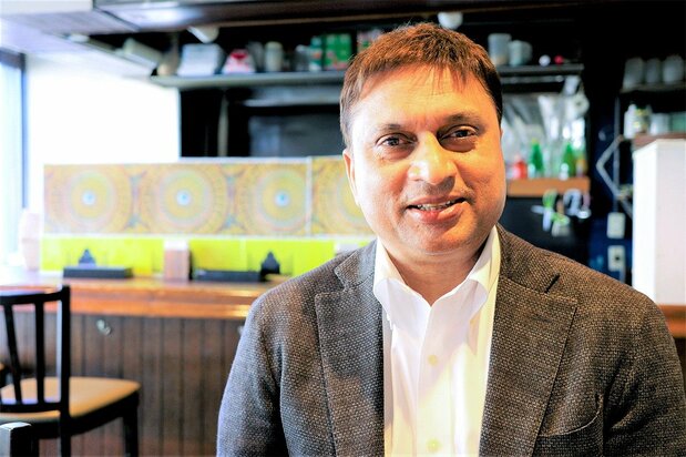 Bangladesh-born Chaklader, owner of Bongo Bazar. (© Kumazaki Takashi)