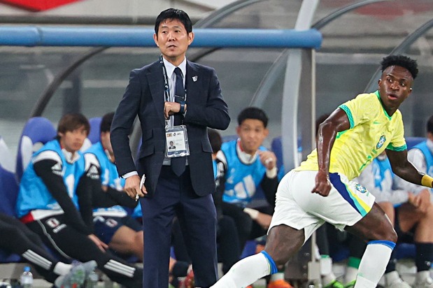 国際親善試合ブラジル戦。前半、試合を見詰める森保一監督(左)。右はブラジルのビニシウス=2025年10月14日、東京・味の素スタジアム(時事)