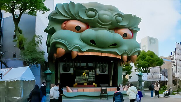 以巨大狮子头闻名的难波八阪神社，供奉着驱邪、保佑生意兴隆的神明 