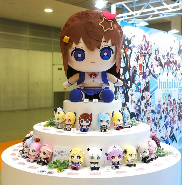 Плюшевые игрушки Hololive на выставке Tokyo Toy Show 2023 в Токио, июнь 2023 года (© Jiji)