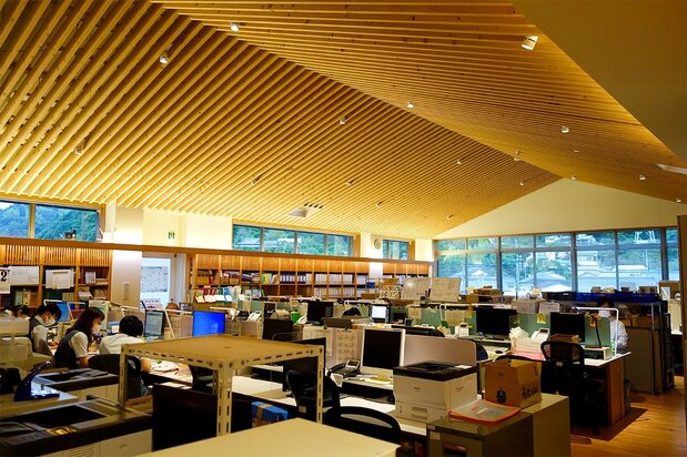 铃广鱼糕总公司的办公室。通过屋顶自然采光并利用太阳能发电、地热、地下水,将能源消费量压减到了普通办公室的三分之一(笔者摄影)