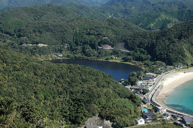 天草大蛇池（中央）は海岸（右）とほぼ接している（熊本県天草市文化課提供）