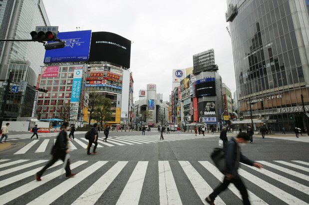 新型コロナウイルスによる外出自粛要請を受け、人通りが減った東京・渋谷のスクランブル交差点=2020年3月28日(時事)