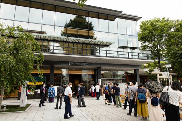神田明神文化交流馆前设置的卡片发布会场。也吸引了下水井盖卡收藏家前来排队，盛况空前