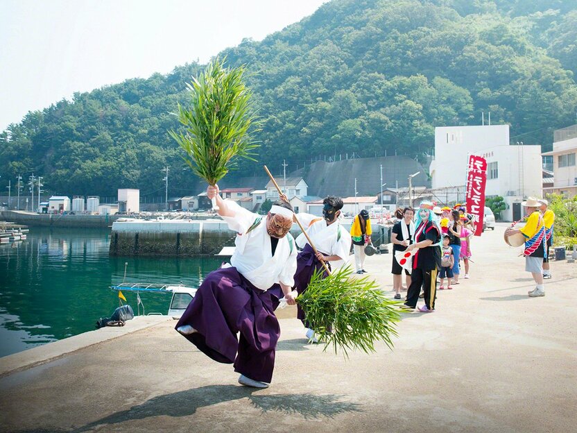 落ち延びた武将が再起を期し、調練した名残と言われる「てんてこ踊り」（魚島、うおしま）