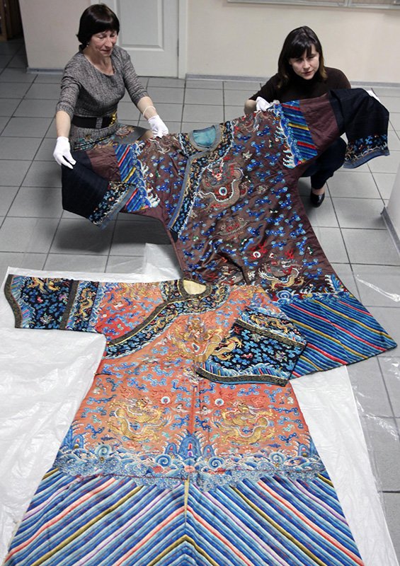 ハバロフスク地方博物館に収蔵されている蝦夷錦。服の中央には金色の竜が躍る