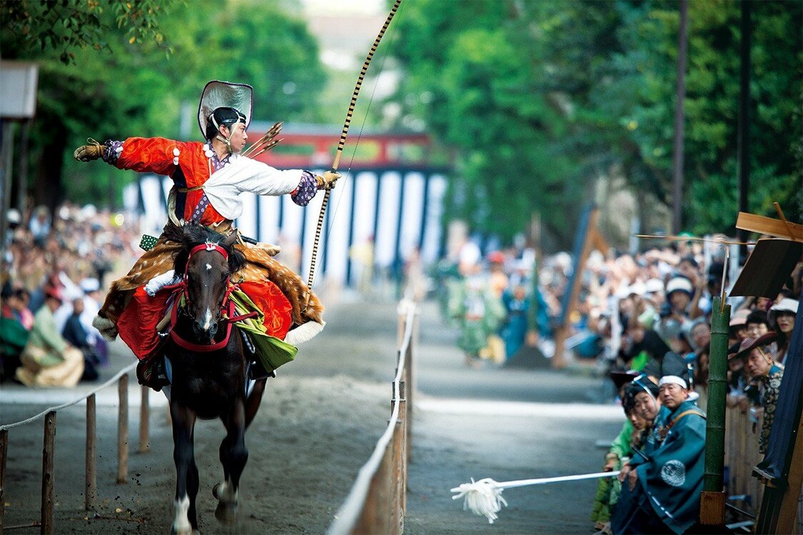 Le rituel de tir à l’arc à cheval du sanctuaire Tsurugaoka Hachimangû de Kamakura. (Photo avec l’aimable autorisation d’Ogasawara Kiyomoto)