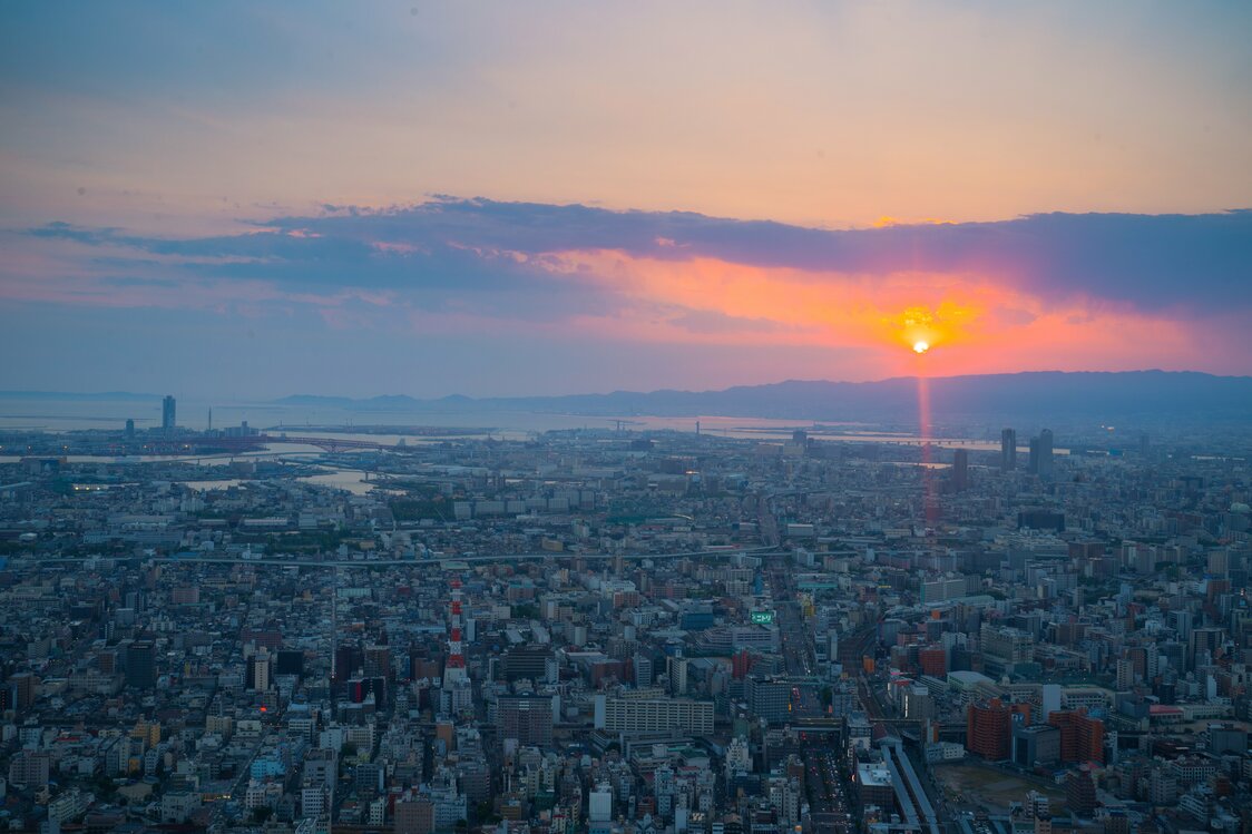 2025年の大阪・関西万博会場となる夢洲方向に沈む夕日