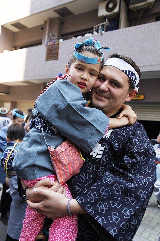 うなぎ「前川」の娘さんと結婚し、駒形の住人となったロシア人（スペイン国籍）のIvanさん。今年、青年会のメンバーとして三社祭に初めて参加した。娘のSophieさんとともに。