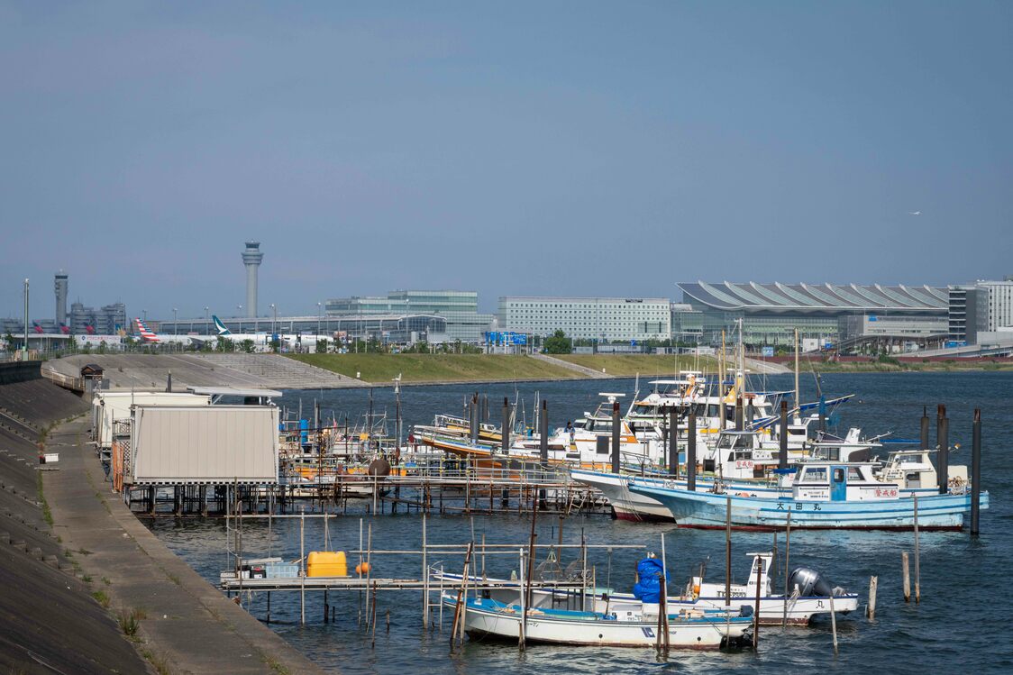 En Haneda 6-chōme, en el distrito de Ōta, hay un pequeño puerto pesquero. Al fondo se ve la terminal internacional del aeropuerto de Haneda. (Fotografía de Hatsuzawa Ari)