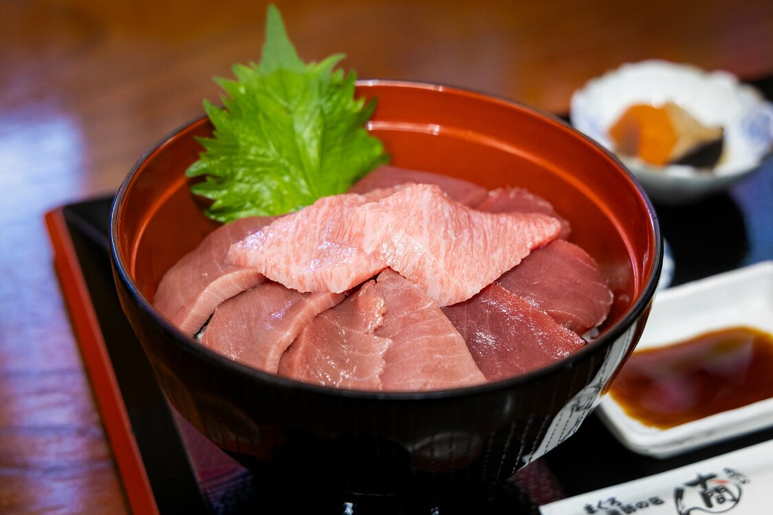 大間で堪能したマグロ丼はボリューム満点。脂が上質なため、あっさりと食べ切ってしまった