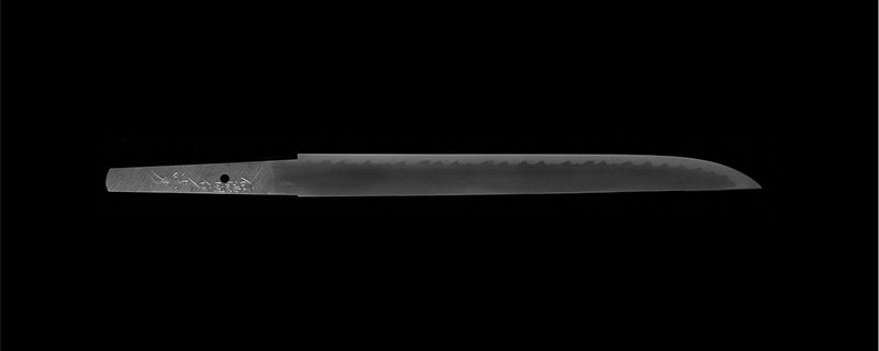 Una daga elaborada con esmero por Miyairi. Se trata de una obra maestra que recuerda a la famosa katana de Bizen Osafune Kagemitsu, un célebre espadero de finales del periodo Kamakura. Contemplar la transparencia del acero jigane apacigua el espíritu.