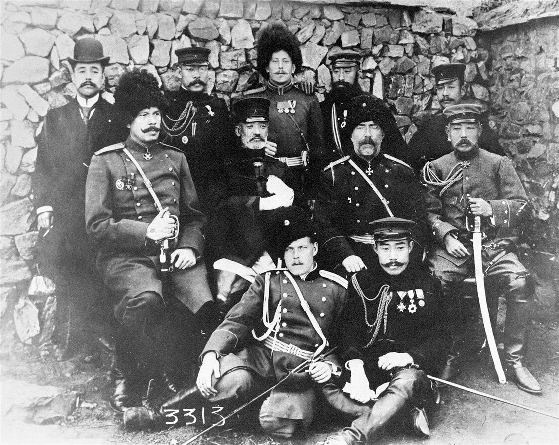 Participantes japoneses y rusos en la Conferencia Nogi-Stoessel, sostenida el 5 de enero de 1905, tras la caída de Lüshunkou (Port Arthur). En la fila central pueden verse, en el extremo de la izquierda, el jefe del Estado Mayor ruso Reiss, el general Nogi Maresuke, el general Anatoly Stoessel y el jefe del Estado Mayor japonés Ijichi Kōsuke. Fotografía tomada en Lüshunkou después de la conferencia. (Jiji Press)