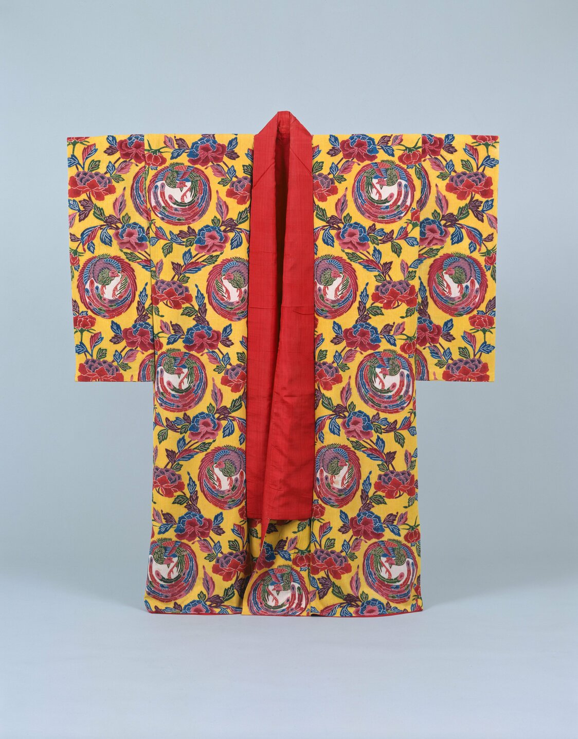 Vestido bingata con aves míticas y peonías, usado por jóvenes miembros de la familia real de Ryūryū antes de llegar a la mayoría de edad. Para lograr este bello amarillo se utilizó como tinte el oropimente, un sulfuro venenoso (colección del Museo Histórico de Naha).