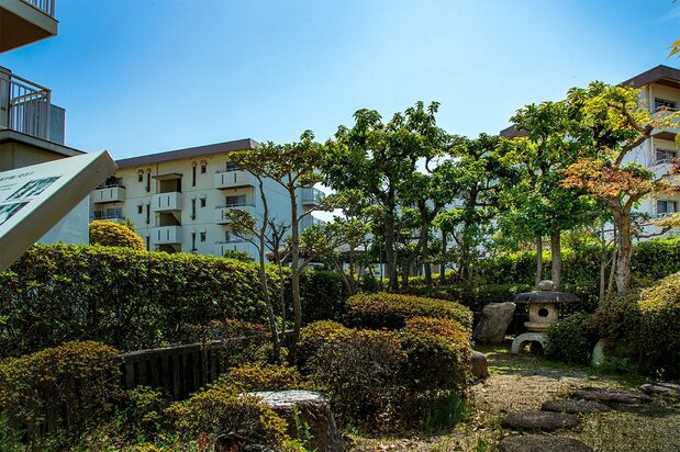 The lantern stands near the Heiwa Jūtaku municipal housing project, built at the same time as the Houses for Hiroshima. (© Dōune Hiroko)