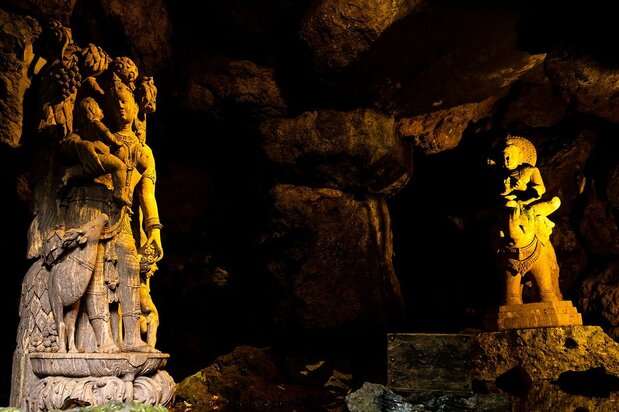 La cueva del jardín alberga dos estatuas: a la izquierda, la de una mujer; a la derecha, la de un bodhisattva.