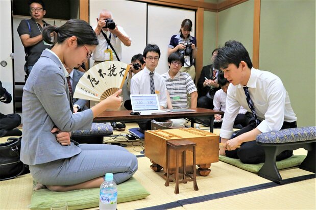 第90期ヒューリック杯棋聖戦1次予選では藤井聡太七段(当時)と対局。里見は敗れたが、二人の戦いは大きな注目を浴びた(2018年8月24日、大阪市・関西将棋会館)時事