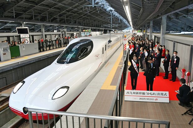 The Kamome train on the Nishi-Kyūshū Shinkansen line at Ureshino Onsen Station in Saga Prefecture on September 23, 2022. (© Jiji)