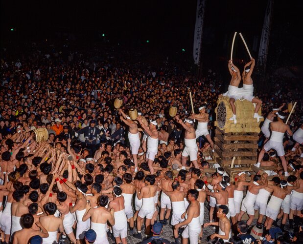 The first day’s highlight is dynamic drumming. The second day features a parade of elaborately decorated floats. (© Haga Library)