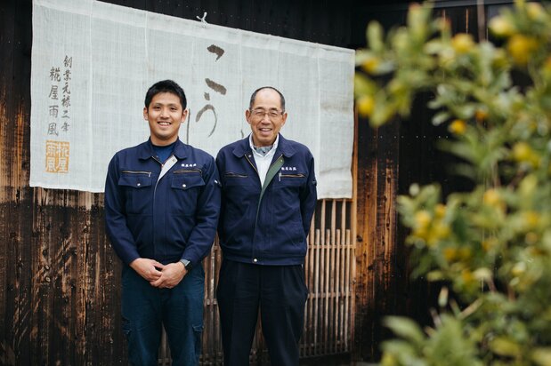 雨风第15代传人丰田实（右）和儿子宣广。这是一家家族企业