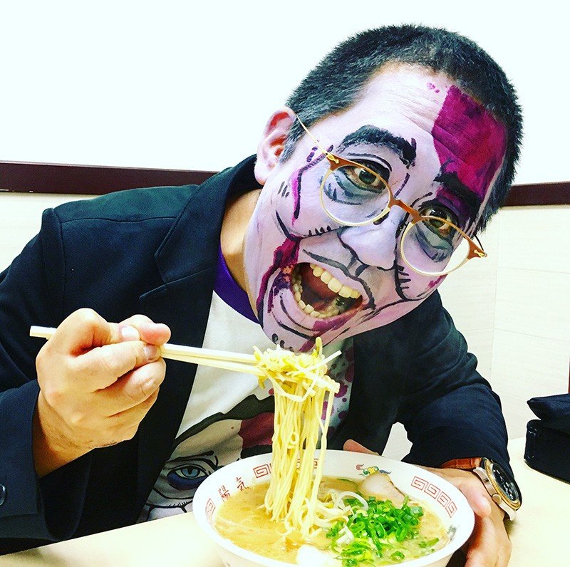 El autor, tras participar en el evento de Yokogawa en octubre de 2017, comiendo ramen maquillado como zombi.