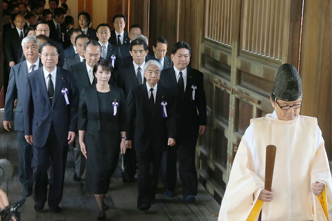 Takaichi Sanae se une el 15 de agosto de 2014 a un grupo multipartidista de legisladores que visitan el controvertido santuario Yasukuni de Tokio para rendir homenaje a los japoneses caídos en la guerra. (© Jiji)