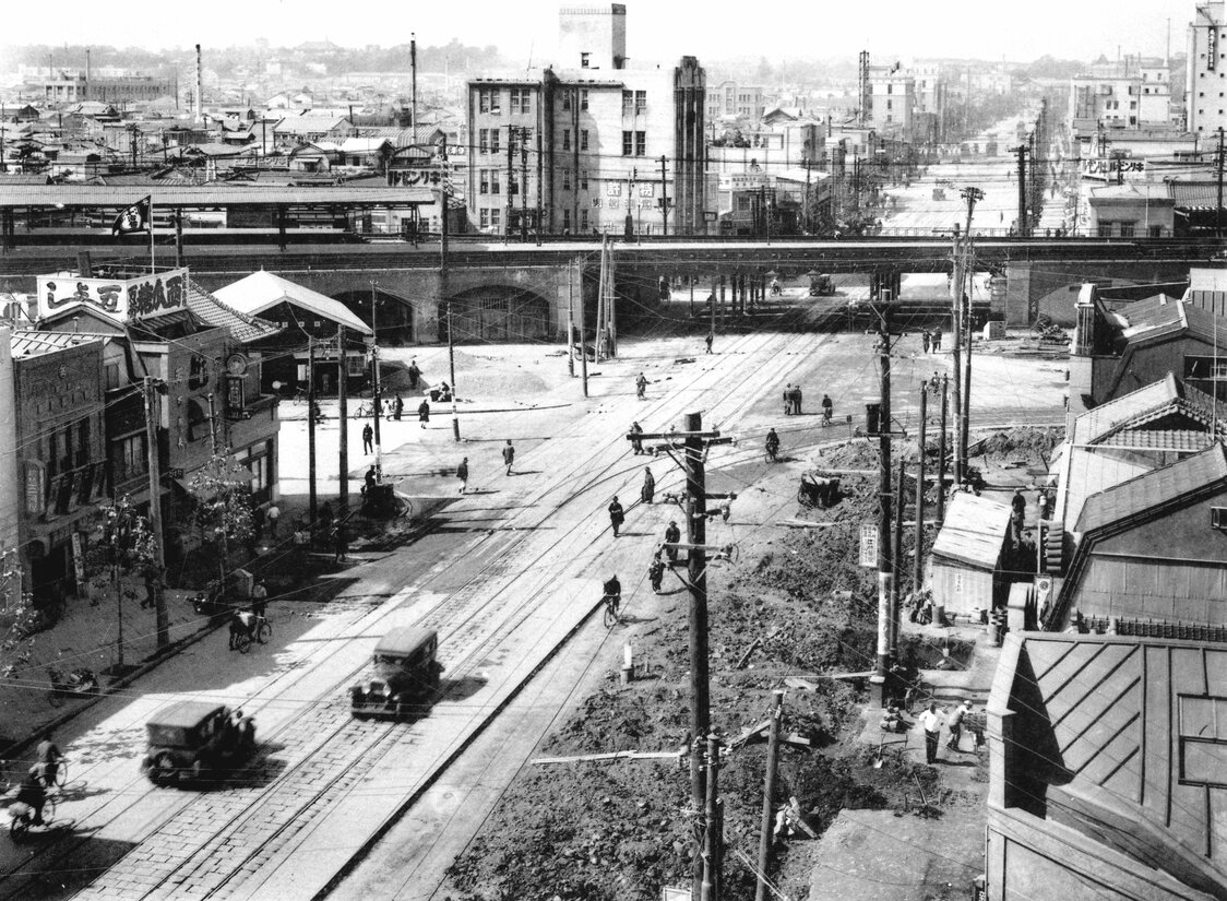 現在の新橋駅の前身である旧烏森駅の付近。上部にホームと線路が写っている。1930（昭和5）年頃撮影。鉄道博物館所蔵