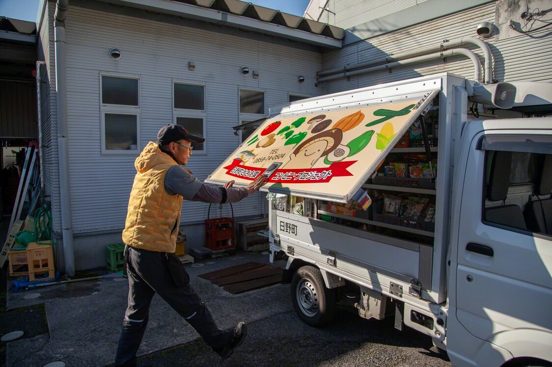 町の特産であるシイタケが描かれた軽トラに積み込んで、いざ出発！
